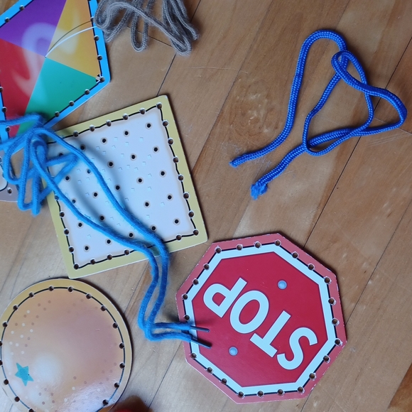 Melissa&Doug 5 wooden panels&5 matching laces. - Picture 7 of 7